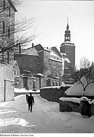 Bautzen. Vor der Fischerpforte. Blick zum Lauenturm. Ansicht mit Schornsteinfeger