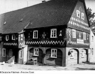 Crostau, Bederwitzer Straße 1 (jetzt Schirgiswalde-Kirschau-Crostau, An der Horke 1). Gasthaus "Zur grünen Aue" mit integrierter Scheune (um 1850). Eingangs- und Giebelseite