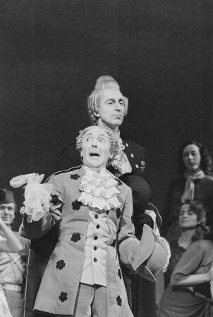 Szenenbilder aus "Der Revisor" von Werner Egk. Staatsoper Berlin, 23.12.1957