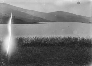 Landschaft : Landschaft mit einem Gewässer und Hügeln, die sich im Hintergrund erheben