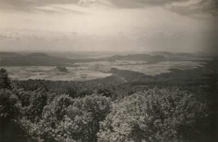 Sächsische Schweiz. Blick vom Großen Winterberg nach Südwesten. Zschirnsteine, Kaiserkrone bis zu dem Lilienstein