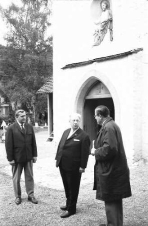 Sulzburg: Bürgermeister Hochstätter, Regierungspräsident Dichtel, Hauptkonservator Hesselbacher vor der Klosterkirche St. Cyriak