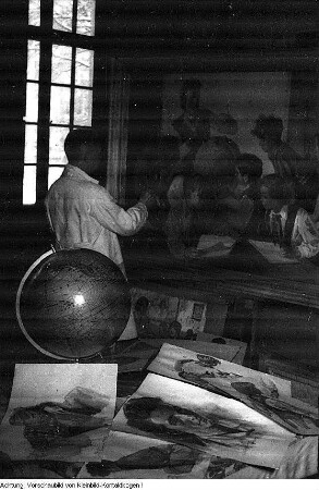 Rammenau, Schloss. 1. Sozialistische Künstlerbrigade Rammenau. Begutachtung von Arbeiten für die 3. Deutsche Kunstausstellung Dresden, Frühjahr 1953, u.a. durch Herbert Gute, 1952/53