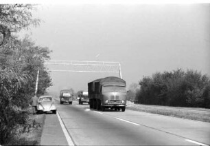 Montage von großformatigen Richtungsschildern an Autobahn-Abzweigungen.
