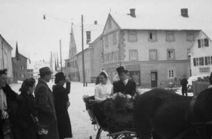 Bad Wörishofen. Hochzeit von Nikolaus Grasser, Bruder des Fotografen. Das Hochzeitspaar im Hochzeitsschlitten. Ansicht mit Hochzeitsgästen