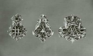 Drei Anhänger: Monogramm AA, Monogramm A, Kreuzform