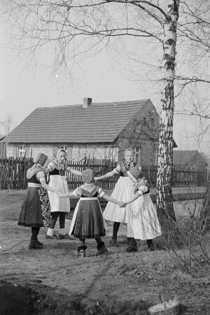 Sorbische Kinder beim Waleien : Serbske dźěći při walkowanju : Trebendorf / Trjebin