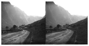 Gudvangen (Norwegen). Ortsteilansicht mit Hotel & Café Viking im Nærøyfjord