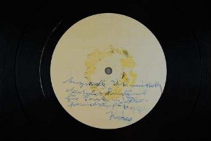 Schneidversuch [mit Klaviermusik]
