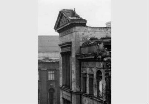Blick auf die zerstörte Fassade des Neuen Museums vor dem Hintergrund des Pergamonmuseums