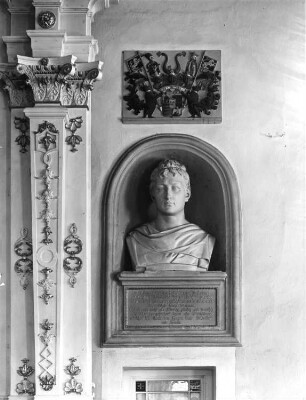 Gottlob Erasmus Curt Freiherr von Huldenberg : Art des Franz Pettrich. Epitaph für Gottlob Erasmus Curt Freiherr von Huldenberg (gestorben 1812). Stein. Nach 1812. Neukirch-Oberneukirch, Dorfkirche Oberneukirch