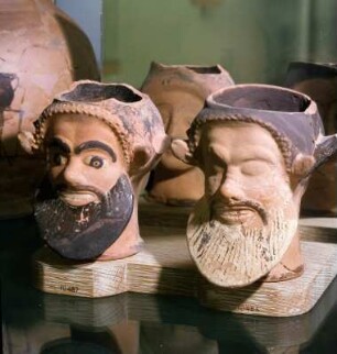 Athen. Archäologisches Nationalmuseum. Kopfgefäße aus dem Kabirion von Theben, Ende 5. Jh