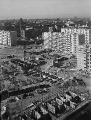 180° Panorama, Bild 3 von 5. Blick auf das Baugelände Neubauviertel Springprojekt. Berlin-Kreuzberg, Alexandrinenstraße