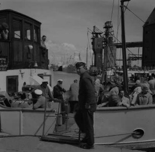 Stralsund. Hafen, Fähre MS Nautilus nach Neuendorf, Dranske und Wiek