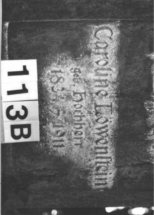Grabstein 113 (Index: 100081899) Material: Sandstein Zustand: leicht verwittert Maße HxBxT: 178x72x40 cm Beschreibung: Abdeckplatte m. Kartuschenaufsatz, Schriftfeld eingetieft, profiliert. Sockel Symbolik: gestelztes Rundbogenfries: Grabstein 113B