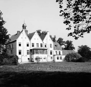 Kloster Nütschau: Herrenhaus: Südfront mit Wintergarten: vorn Rasenfläche: rechts und links Bäume