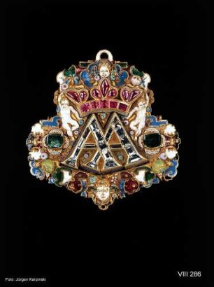 Anhänger mit dem Monogramm A A für das Kurfürstenpaar Anna und August von Sachsen