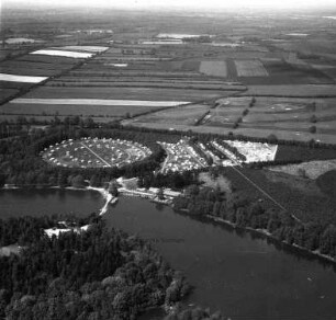Bredenbeker Teich: Luftbild: Campingplatz, im Vordergrund Badeanstalt mit Brücke zur Insel