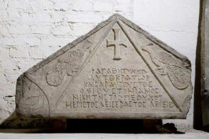 Präskript zu einem kaiserlichen Erlass (Giebel einer Stele)