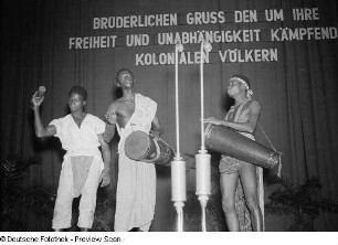 Auftritt eines afrikanischen Ensembles unter der Leitung der Dichters Keita Fodeba in der Kongresshalle