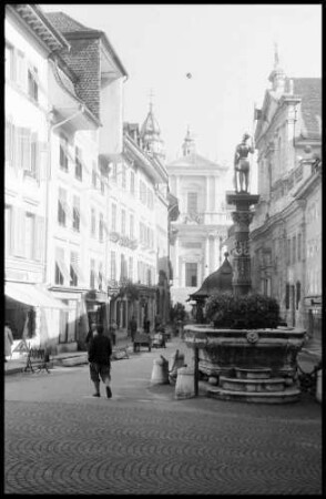 Keine Beschreibung [Solothurn: St. Ursenbrunnen vor Kathedrale]
