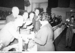 Görlitz, Kundgebung der Gewerkschaft Gesundheitswesen mit einer polnischen Delegation, Maxim Zetkin und Prof. Dr. Welker, Verdienter Arzt des Volkes, Auftritt der Sport- und Kulturgruppe der Staatsanstalt für Krankengymnastik Leipzig, 13./14. Februar 1951