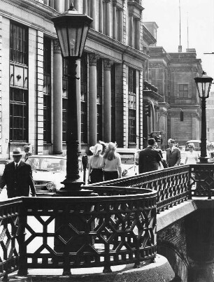 Hamburg-Neustadt. Blick auf die Adolphsbrücke. Sie verbindet den Alten Wall mit dem Neuen Wall über die kleine Alster. Im Hintergrund ist die Hamburger Börse zu sehen.