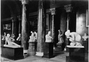 Blick in die Ausstellung der Nationalgalerie, Säulenhalle