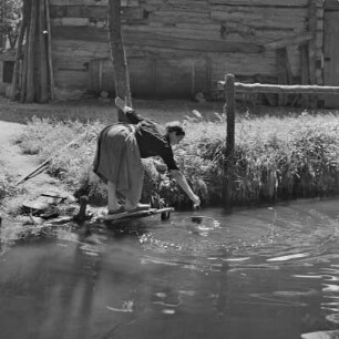 Wasser wird im Spreewald aus dem Fluss geschöpft. : Woda so w Błótach z rěki čerpa.