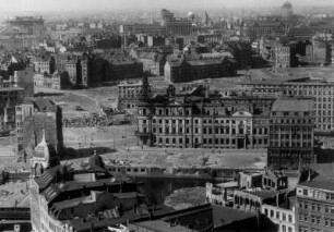 Hamburg-Altstadt. Blick vom Turm der Hauptkirche St. Nikolai auf das 1943 zerstörte Stadthaus am Bleichenfleet