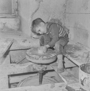 Töpfersohn, Göda : Göda. Töpferei. Portrait eines Kindes beim Töpfern