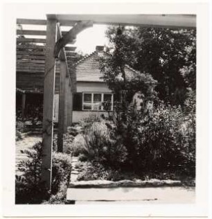 Garten Prof. Wilhelm Kempff, Potsdam: Haus und Pergola