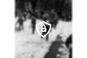 Ostereiersuchen im Kurpark: Kinder bei der Suche im Schnee: dazwischen Erwachsene: hinten Büsche und Bäume: Winter: 30. März 1975