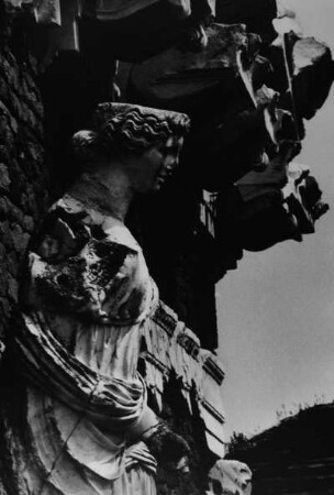 Architekturdetail. Weibliche Skulptur im Profil