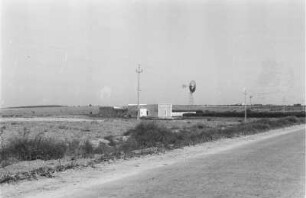 Plantage mit Gebäude : Blick von einer Straße über eine Plantage mit Gebäude