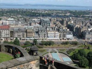Übersicht : Vorne Schloss-Terrasse, Blick auf Princess-Street, Hauptgeschäftsstrasse von Edinburgh. Aufgenommen im Juni 2005. Foto Uwe Gerig