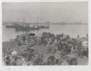 Antwerpen in deutschem Besitz. Übergang deutscher Truppen mittels Fähren über die Nethe am Hafen von Antwerpen