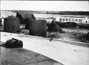 Cherson [Ukraine]: Naphta-Hafen, zerbombte Öltanks, brennend