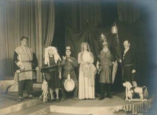 "Ein Sommernachtstraum" von William Shakespeare. Walther Kottenkamp als Prolog, Frank Ostwald als Löwe, Martin Hellberg als Wand, Paul Hoffmann als Thisbe, Friedrich Lindner als Pyramus und Tom Farecht als Mond. Zwischenspiel 5. Akt. Dresden: Schauspielhaus, 12.06.1930