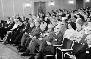 17. Tagung 1967 Chemiker; Eröffnungsfeier: ?, Frau Steurer, Oberbürgermeister Steurer, ?, Otto Hahn, G. Stoltenberg, Harold C. Urey, Lord Alexander Todd of Trumpington, Robert S. Mulliken, hinter Harold C. Urey: Werner Forßmann, Adolf Butenandt, Frau Butenandt, Lady Todd of Trumpington, Leopold Ruzicka