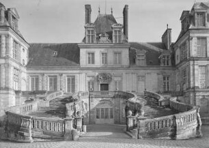 Château de Fontainebleau — Cour du Cheval Blanc — Ostflügel — Escalier du Fer-à-Cheval
