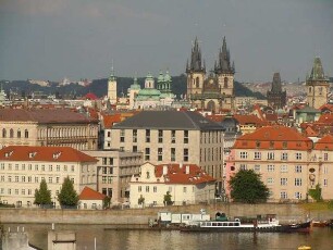 Prag - Stadtübersicht : Stadtübersicht mit Moldau und Türmen der Altstadt. Aufgenommen am 27. Juli 2011 in Prag