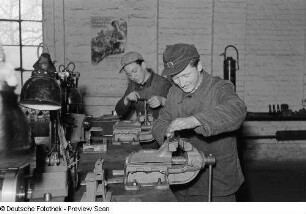 Porträts von Lehrlingen an Werkbänken