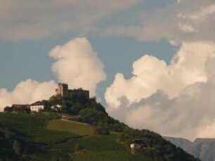 Italien, Sütirol. Burgruine Rafenstein bei Bozen. Landschaft mit Weinbergen am Stadtrand und Burgruine