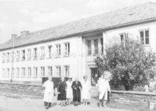 Personal und Patienten vor dem Landambulatorium der LPG Mestlin (Kr. Parchim)