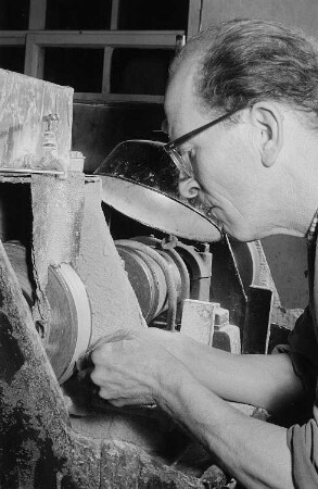 Herr Zerfas, Edelsteinschleifermeister, schleift einen Rohling in der Werkstatt der Edelsteinschleifermeister Antes und Zerfas in der Harkortstraße in Form