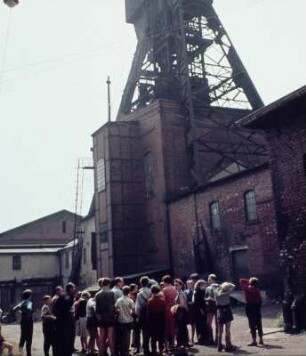 Oelsnitz, VEB Steinkohlenwerk Deutschland : Oelsnitz (Erzgebirge), VEB Steinkohlenwerk Deutschland. Deutschland-Schacht I des VEB Steinkohlenwerk Deutschland in Oelsnitz (Erzgebirge). Treibehaus mit Fördergerüst und Maschinenhaus (links), Standort heute bebaut mit Fechthalle, Maschinenhaus Wohnungen und Büro