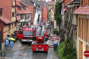 Quedlinburg - Feuerwehreinsatz : Feuerwehreinsatz bei einem Wohnhausbrand in der Straße "Neuendorf" in Quedlinburg, aufgenommen 2004