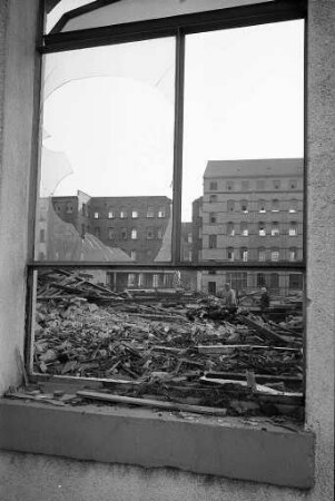 Abbruch des alten Industriegeländes der Nähmaschinenfabrik Singer zwischen Haid-und-Neu-Straße und Rintheimer Straße.