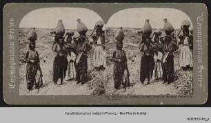 Frauen mit Wasserkrügen